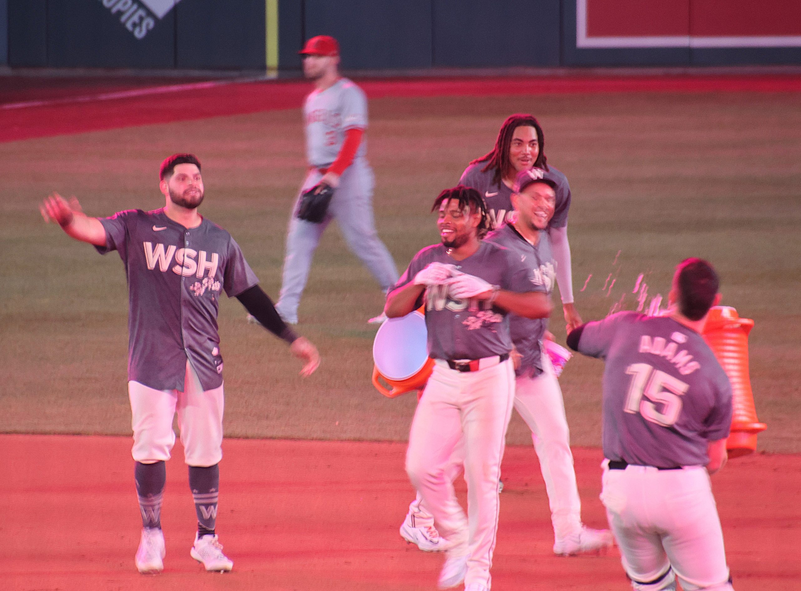 Four photos tell the story of a walk-off winner in a row by José Tena